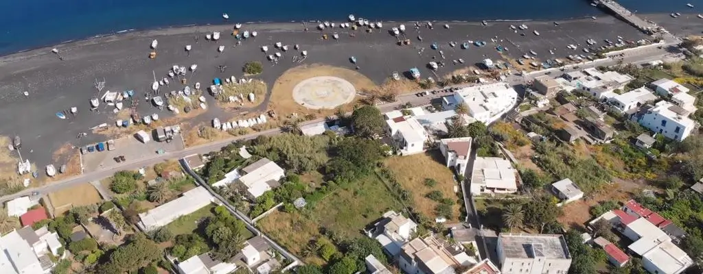 Una vista icónica de Ginostra (Estrómboli)